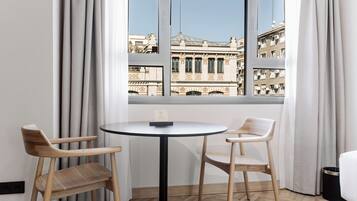 Studio | Woonruimte | Een 50-inch flatscreentelevisie met digitale zenders