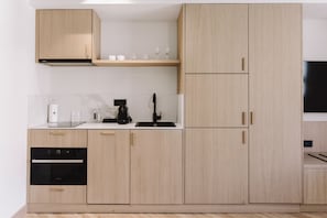Estudio | Cocina privada | Frigobar, microondas, horno y parrilla de estufa