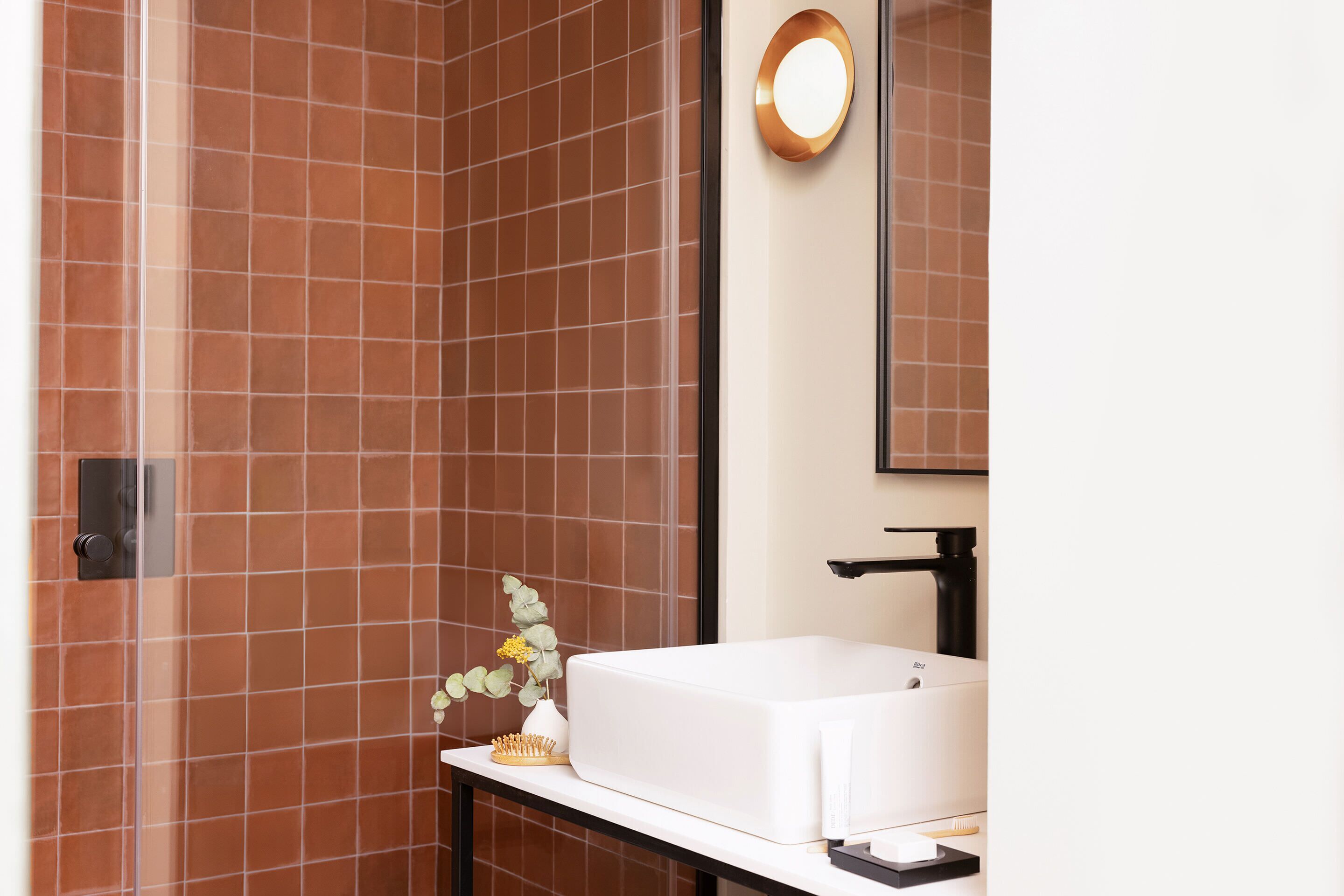 Studio | Salle de bain | Douche, sèche-cheveux, serviettes fournies, savon