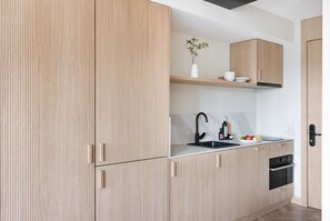 Mini-fridge, microwave, oven, stovetop - Aspasios Sofia Apartments (Madrid)