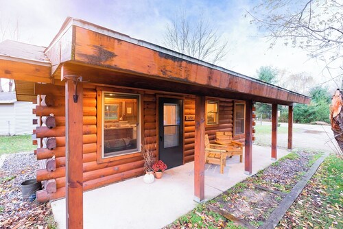 Perfect for Couples, Pet Friendly, Wildlife Theme, Log Cabin, Fireplace