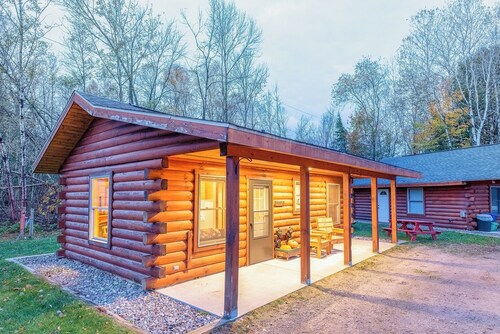 Perfect for Couples, Pet Friendly, Bear Theme, Log Cabin, Fireplace