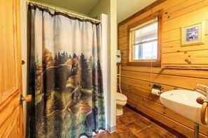 Towels, soap - Perfect for Couples, Pet Friendly, Bear Theme, Log Cabin, Fireplace (Mountain)