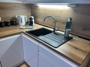 Kylskåp, mikrovågsugn, ugn och spishäll