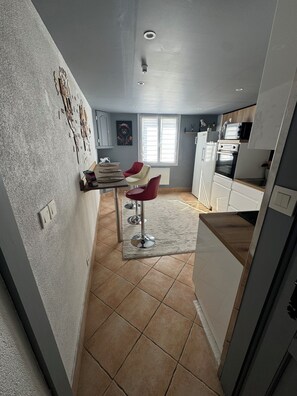 Frigorifero, microonde, forno, piano cottura