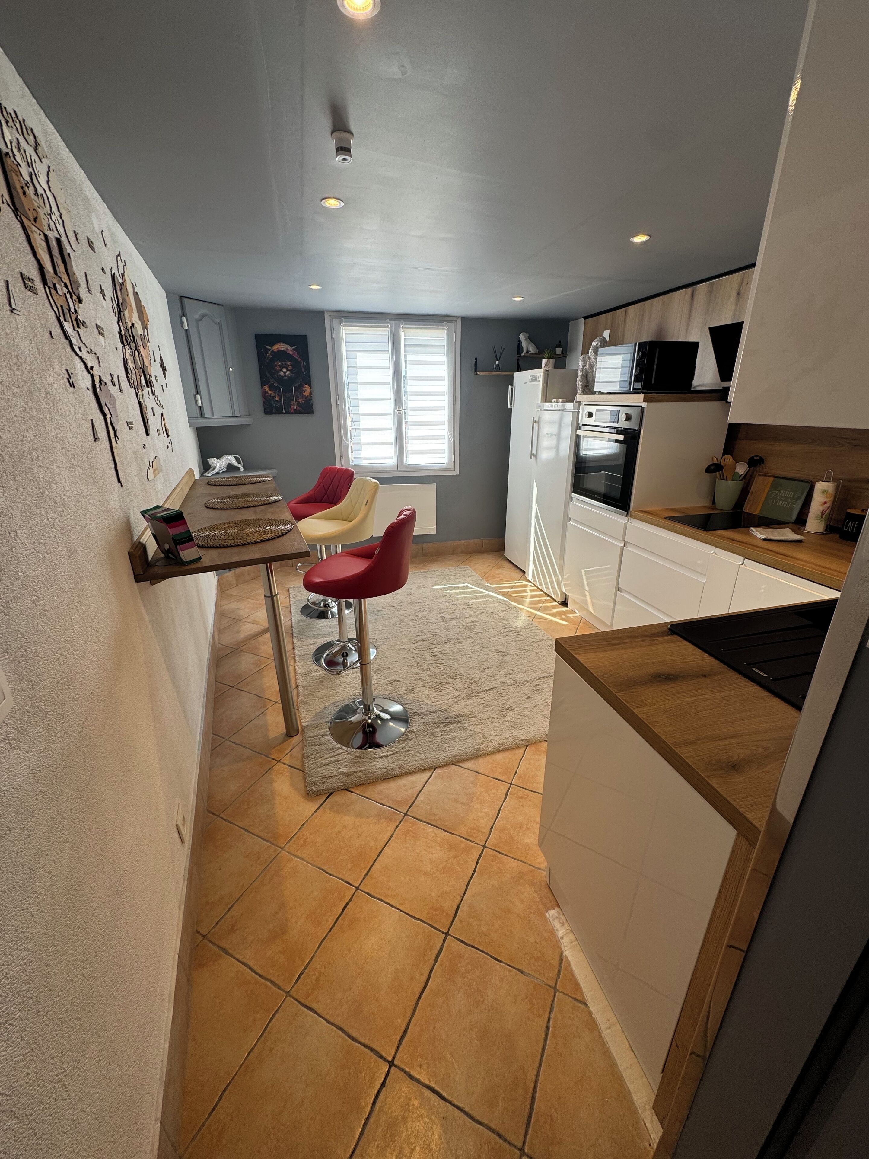 Jääkaappi, mikroaaltouuni, uuni, liesi