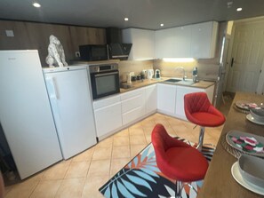 Een koelkast, een microgolfoven, een oven, een kookplaat