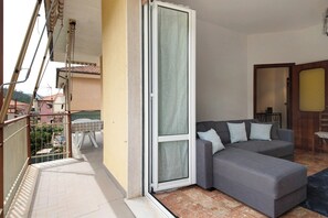 Terrace/patio - Apartment 'Mare E Collina' with Mountain View, Private Terrace and Wi-Fi (Casarza Ligure)