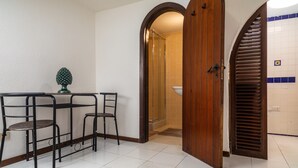 A bathroom with a shower, a toilet, and a sink. - Apartment 'Casa Fabrizio' with Shared Terrace, Wi-Fi, and Air Conditioning (Taormina)