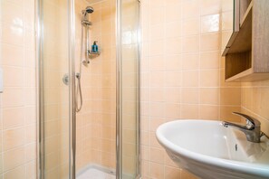 Douche, sèche-cheveux, serviettes fournies