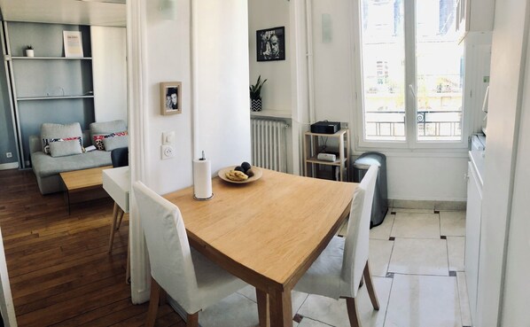 Dining - Bright apartment in Paris (Paris)