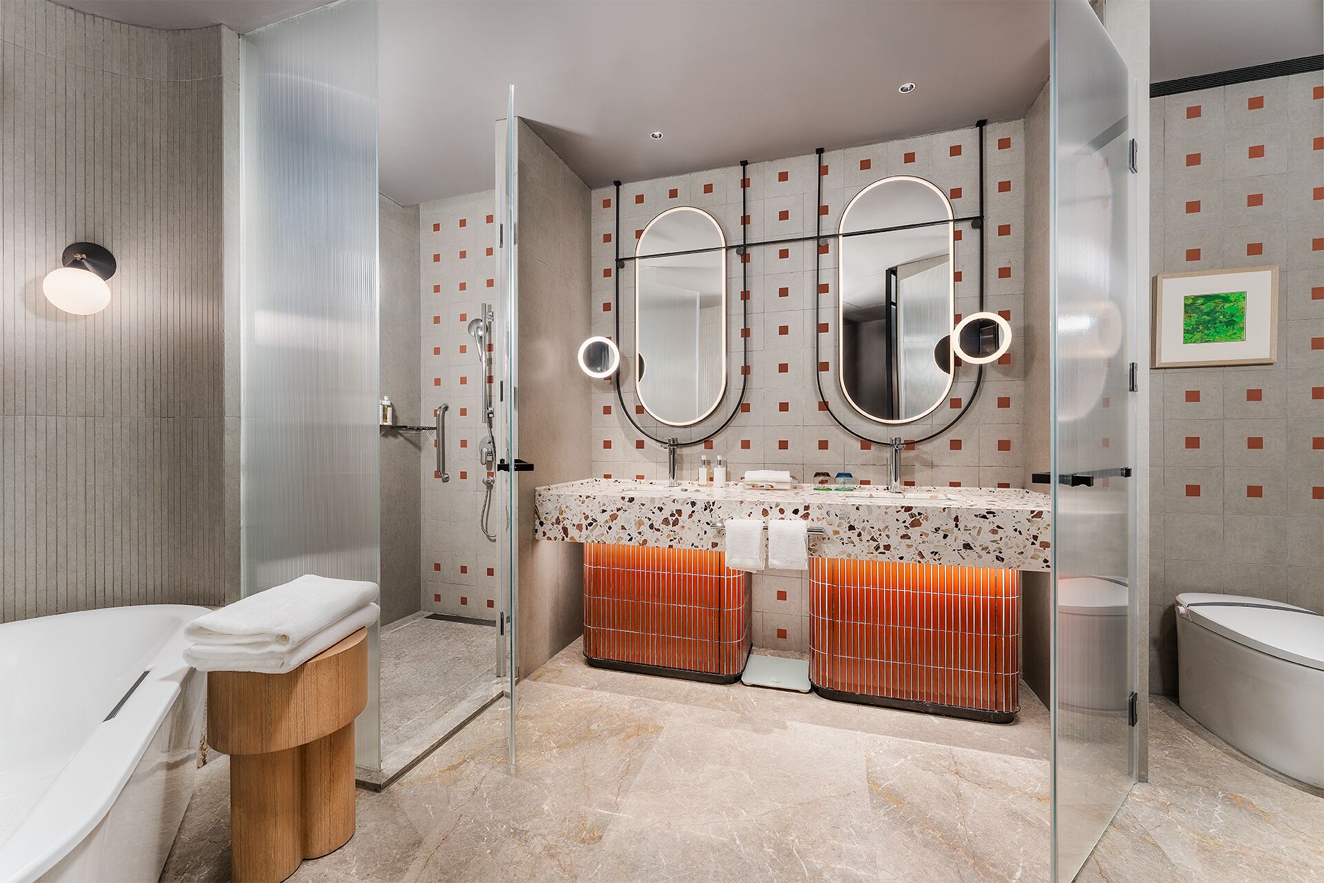 Bruser, brusehoved med spredningseffekt, hårtørrer, badekåber