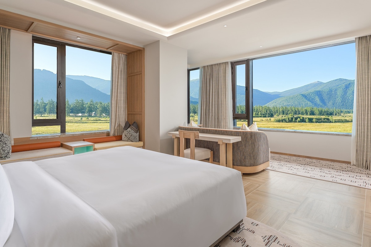 Suite, 1 Bedroom | Down comforters, minibar, in-room safe, iron/ironing board