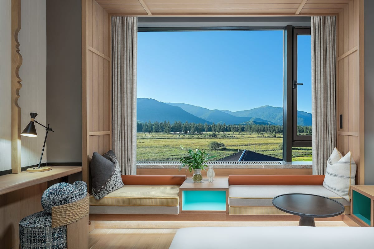 Standard Room, 1 King Bed | Down comforters, minibar, in-room safe, iron/ironing board