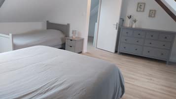 2 bedrooms, iron/ironing board, travel cot, free WiFi