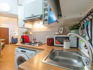 Kühlschrank, Mikrowelle, Herdplatte, Wasserkocher mit Kaffee-/Teezubehör