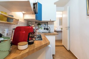 K ühlschrank, Mikrowelle, Herdplatte, Wasserkocher mit Kaffee-/Teezubehör