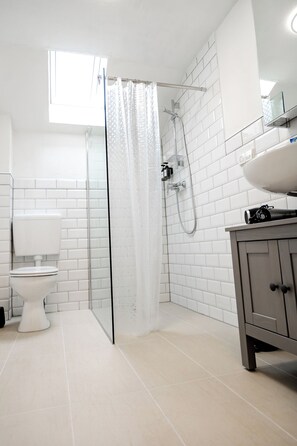 Dusche, Haartrockner, Handtücher, Seife