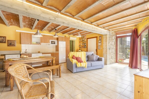 TV, fireplace, table tennis - Cal Maso with Whirlpool, adapted accommodation in a rural and quiet environment (Hostafrancs)