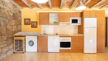 Køleskab, mikrobølgeovn, ovn, kogeplade