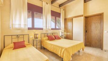 2 slaapkamers, een strijkplank/strijkijzer, gratis wifi, beddengoed