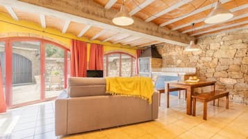 Televisión, chimenea y tenis de mesa