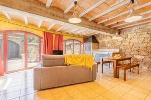 Televisión, chimenea, mesa de ping pong