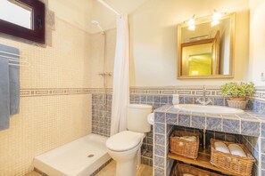 Suihku, hiustenkuivaaja, pyyhkeet