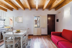 LĂ€genhet | Vardagsrum | 35-tums tv med digitalkanaler