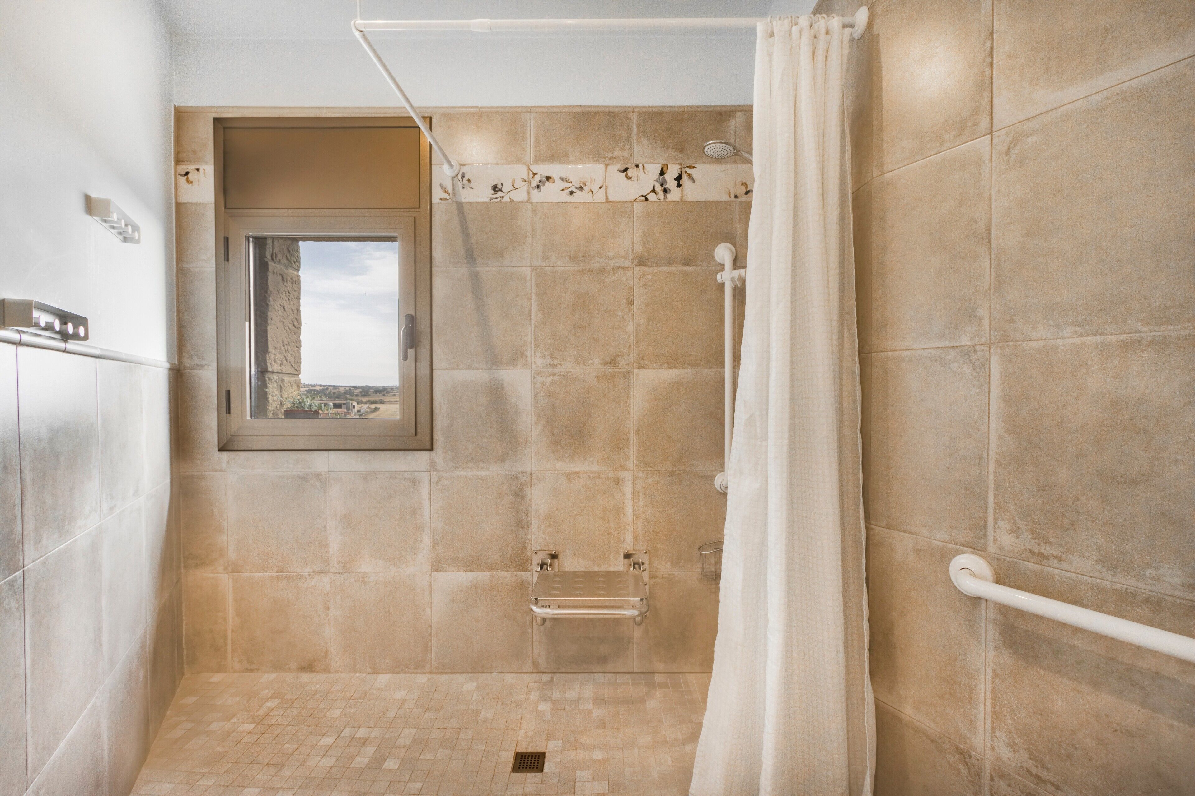 Een douche, gratis toiletartikelen, een haardroger, handdoeken