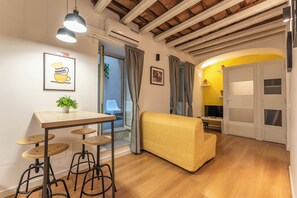 Apartamento | Zona de estar | Televisión de pantalla plana de 32 pulgadas con canales digitales