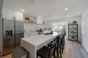 Kjøleskap, ovn, kokeplater og oppvaskmaskin