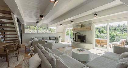 -Sleeps 14<br>-Lakefront<br>-Private Pool<br>-Jacuzzi<br>-Sauna<br>-Near Golf Course