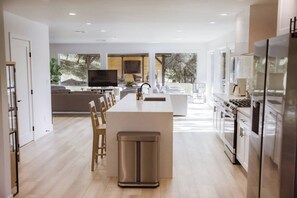 Fridge, microwave, oven, stovetop - Treehouse Overlook at Lakewood (Auburn)