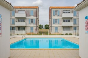 Pool - Apartment 'Evasion Charentaise' with Shared Pool, Balcony and Wi-Fi (Marennes-Hiers-Brouage)