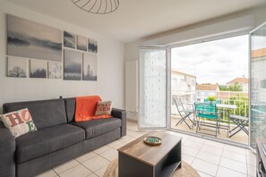 TV - Apartment 'Evasion Charentaise' with Shared Pool, Balcony and Wi-Fi (Marennes-Hiers-Brouage)