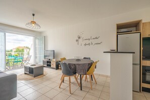 Dining - Apartment 'Evasion Charentaise' with Shared Pool, Balcony and Wi-Fi (Marennes-Hiers-Brouage)