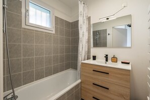 Shower, hair dryer, towels - Apartment 'Evasion Charentaise' with Shared Pool, Balcony and Wi-Fi (Marennes-Hiers-Brouage)