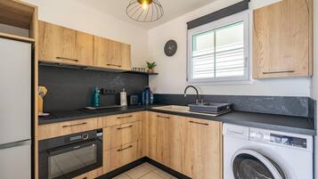 Refrigerador, microondas, horno y parrilla de estufa