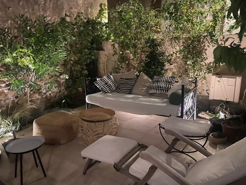 Maison de village spacieuse et confortable avec patio