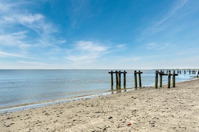  Beach House! Walk out door onto the beach! Lots to do nearby!  Sapphire Sandbar