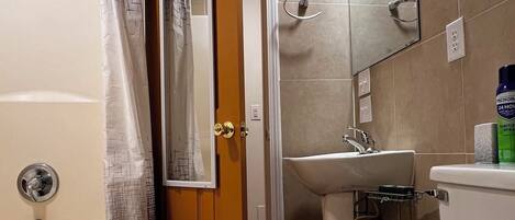 Toallas, jabón, papel de baño