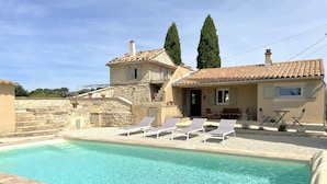 A pool area with lounge chairs and a stone building with a tiled roof. - Domainde des Preyauts, le Mazet (Caromb)
