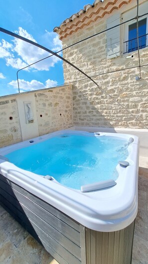 Outdoor spa tub - Domainde des Preyauts, le Mazet (Caromb)