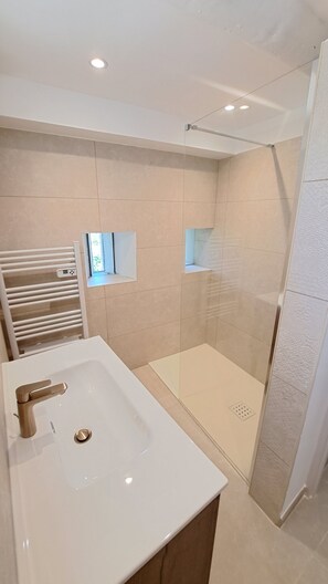 Dusche, Haartrockner, Handtücher, Seife