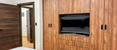 2 bedrooms, in-room safe, desk, iron/ironing board