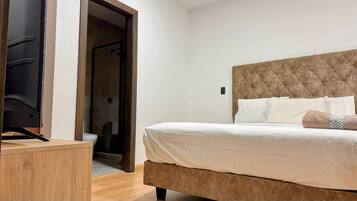2 bedrooms, in-room safe, desk, iron/ironing board