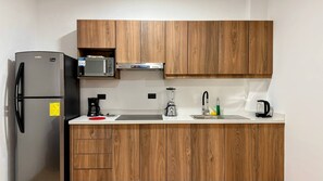 Jääkaappi, mikroaaltouuni, liesi, kahvin-/teenkeitin