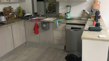 Micro-ondes, plaque de cuisson, lave-vaisselle