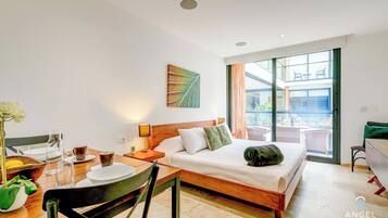 Estudio ejecutivo, 1 cama King size, balcón, junto a la playa | Tabla de planchar con plancha, wifi gratis y ropa de cama